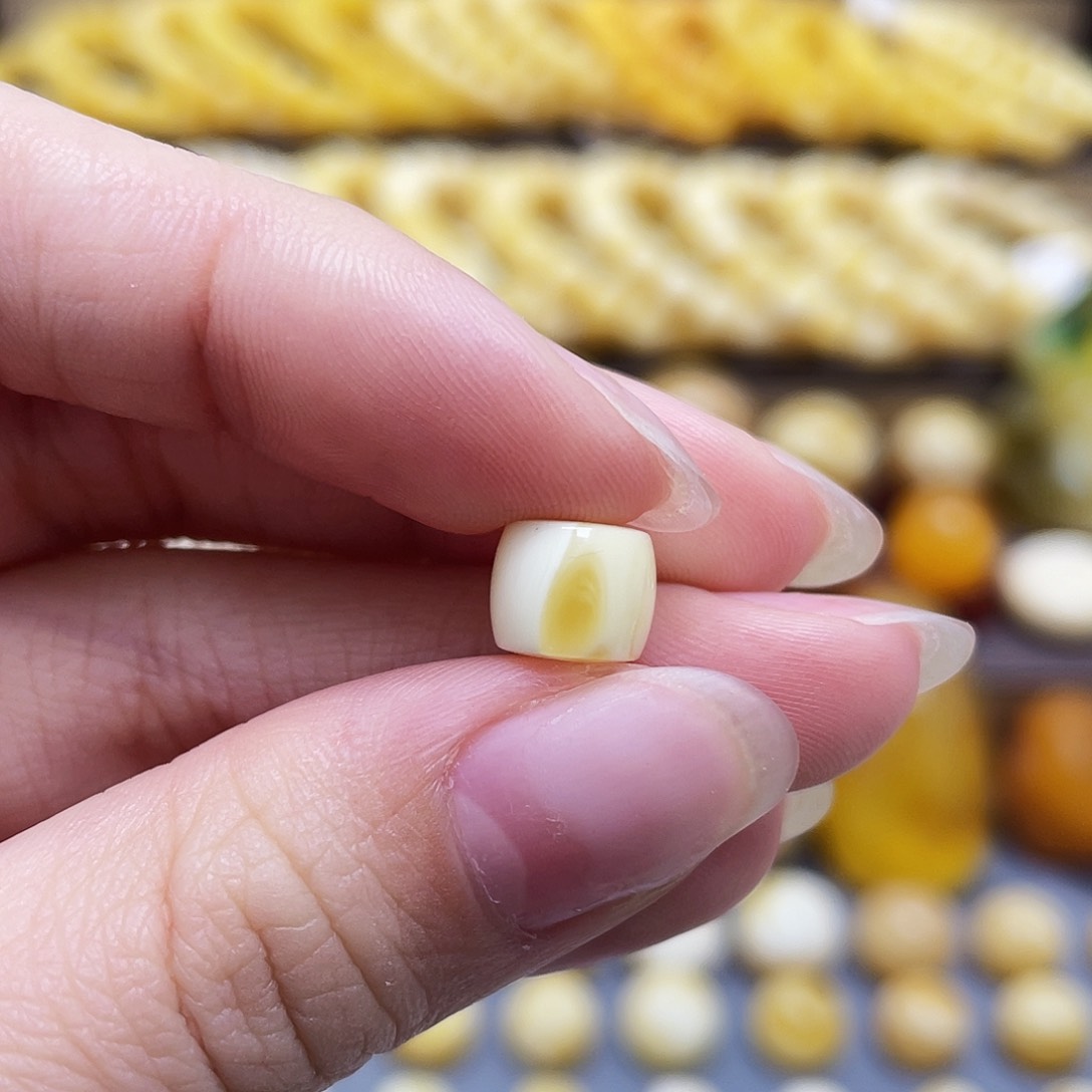 未镶嵌琥珀裸石蜜蜡直切8.2*6.9mm微瑕