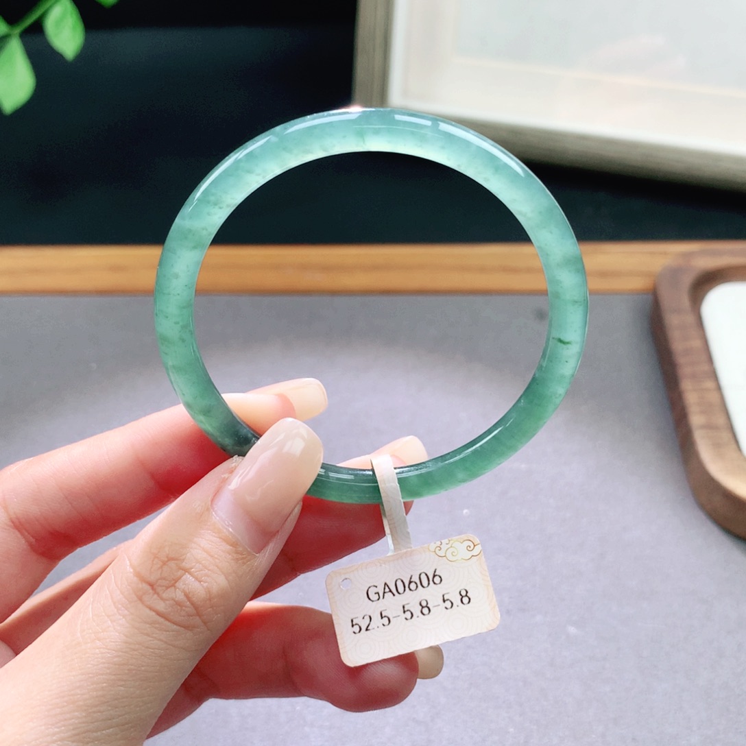 翡翠手镯未镶嵌天然翡翠