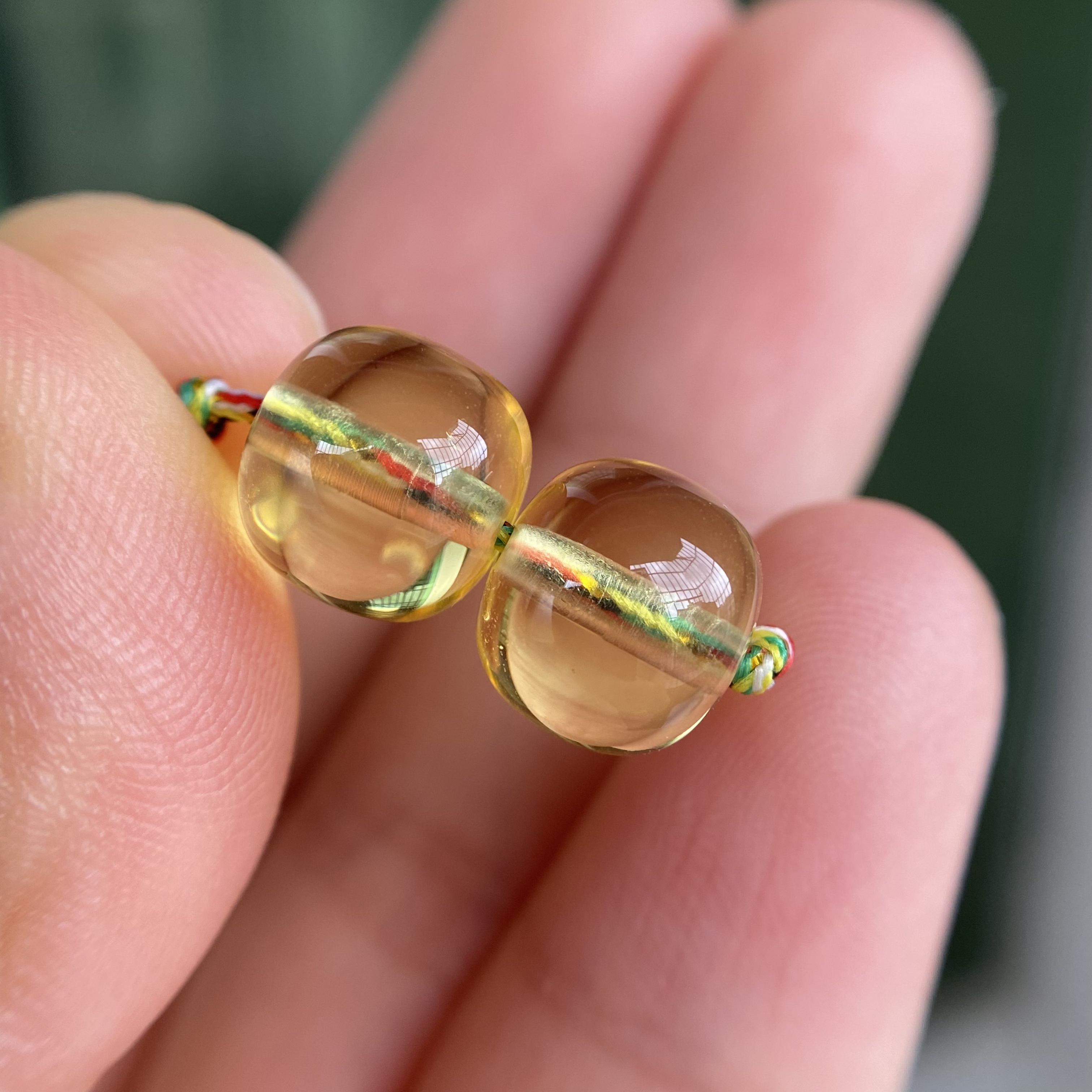 琥珀蜜蜡金珀老型对珠9.3×8.4mm，淡淡飘点小小金沙，净水无杂裂