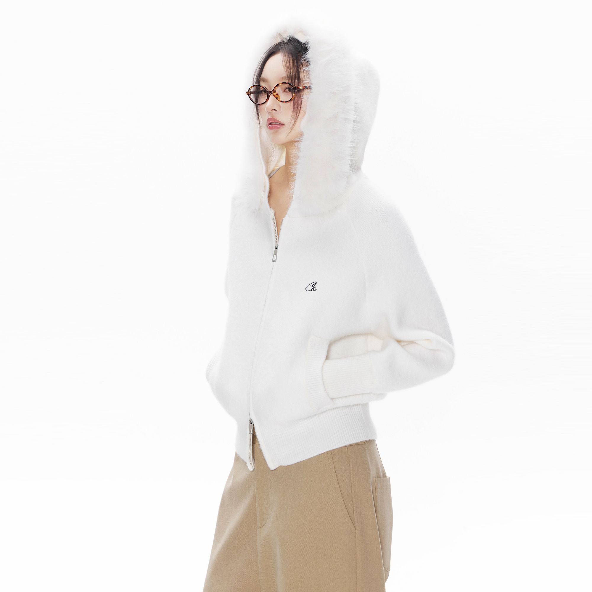 CODICE LAB 米白色复古刺绣LOGO可拆卸毛领连帽套头针织毛衣开衫