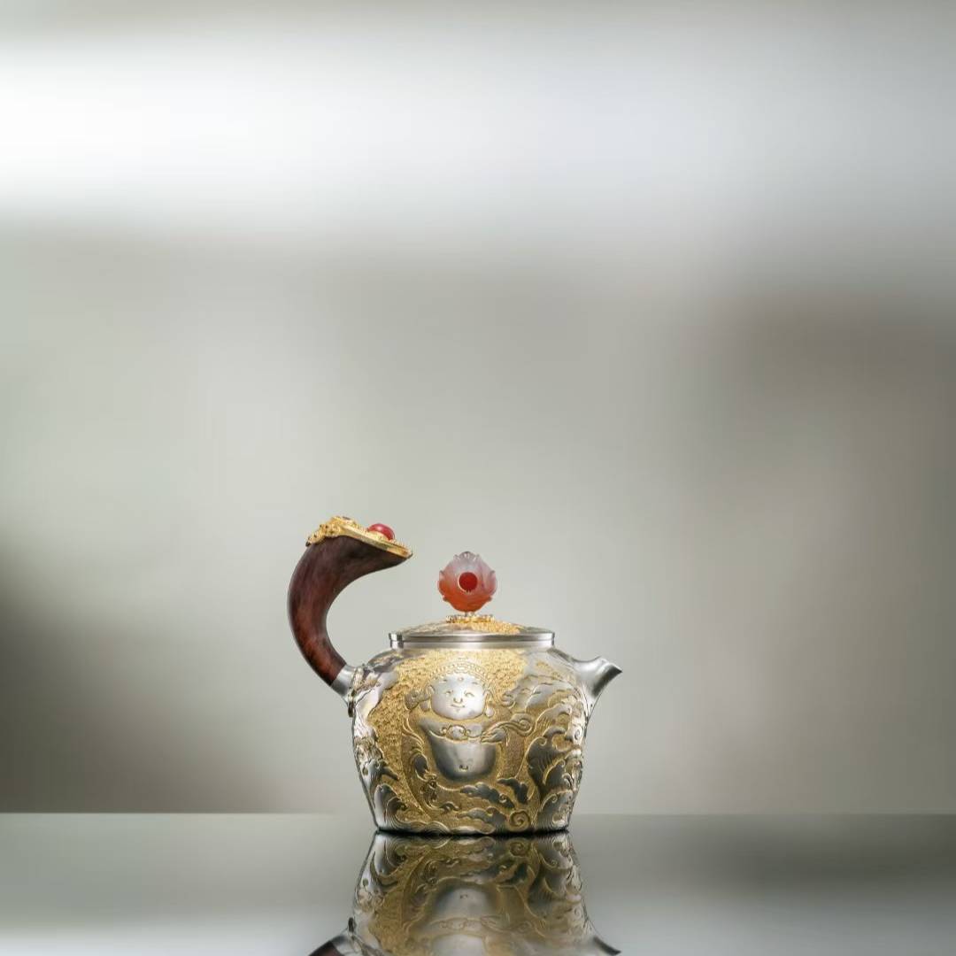 DZ0029 呆坐 | 錾刻鎏金和气生财提梁壶银壶 容量：116ML