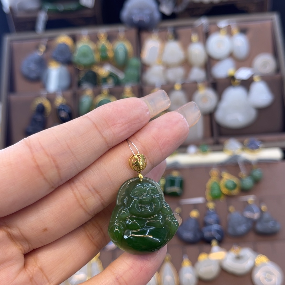 和田玉吊坠18K金镶嵌活**彩