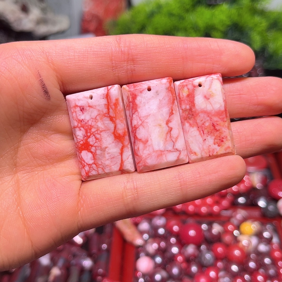 天然辰砂打磨原石无事牌包编