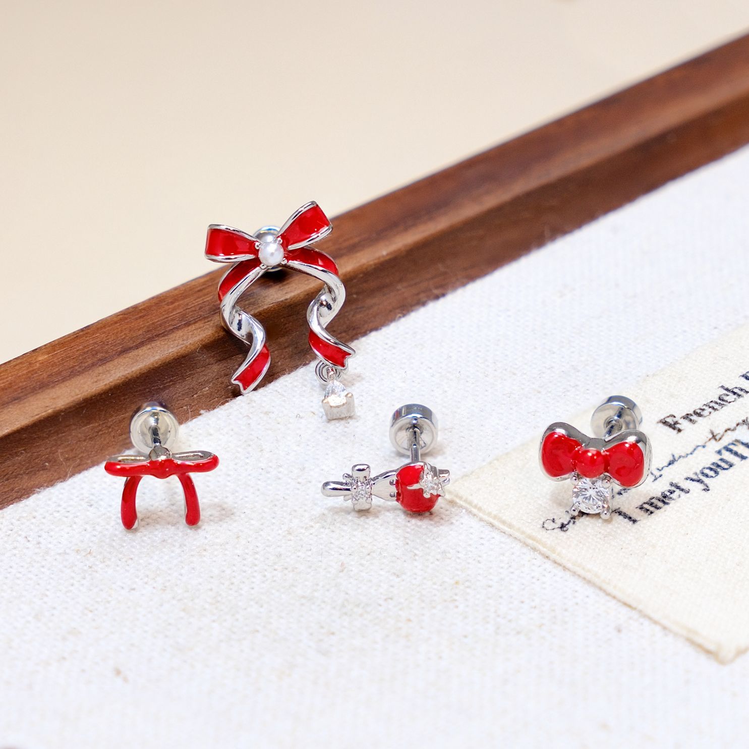 钛钢合成锆石耳饰 圣诞风红色滴油蝴蝶结316钛钢耳骨钉可爱甜美