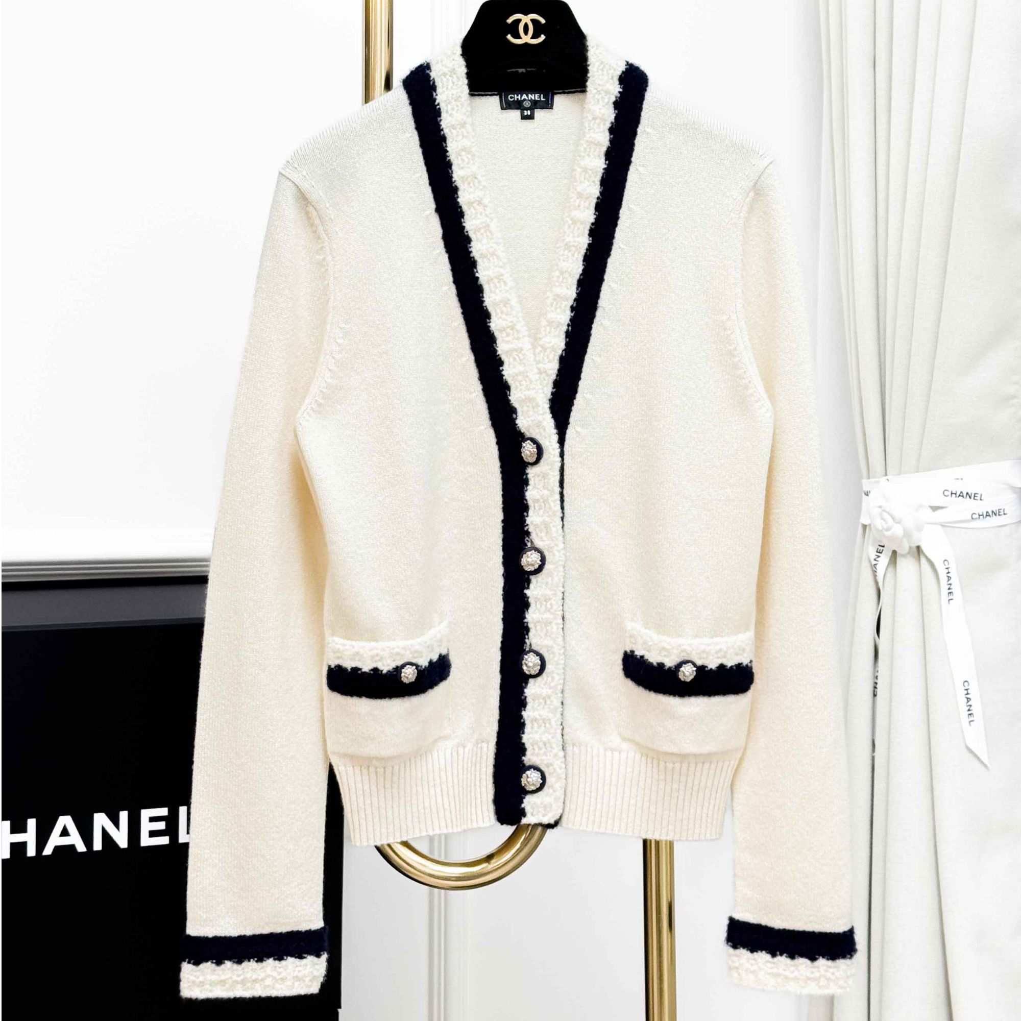 99新 Chanel/香奈儿  38码米色拼藏蓝色银色狮子扣长袖针织开衫 