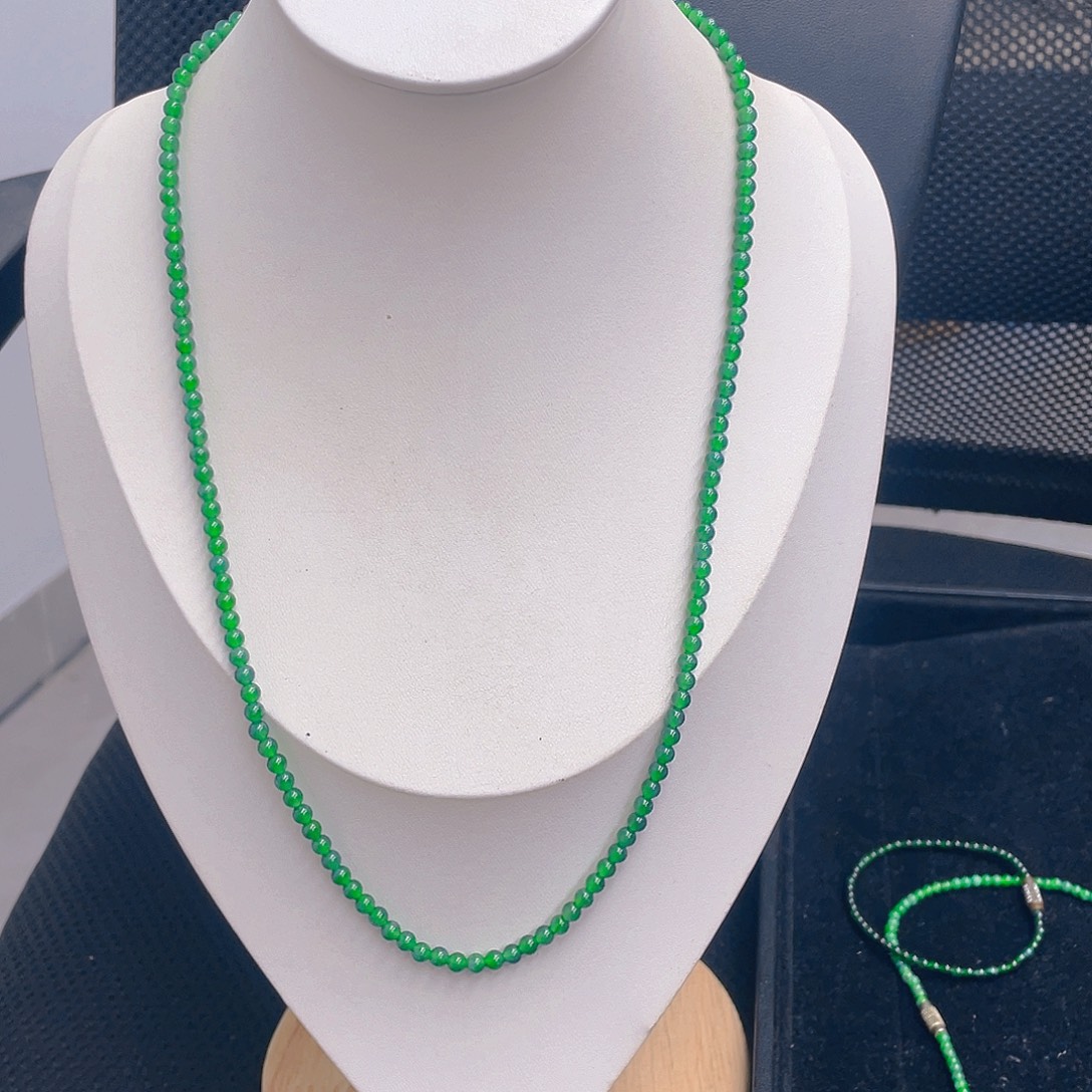 翡翠未镶嵌颈饰       