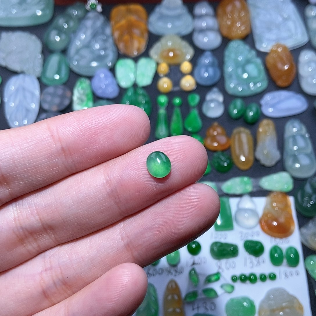 翡翠颈饰未镶嵌甜绿蛋面