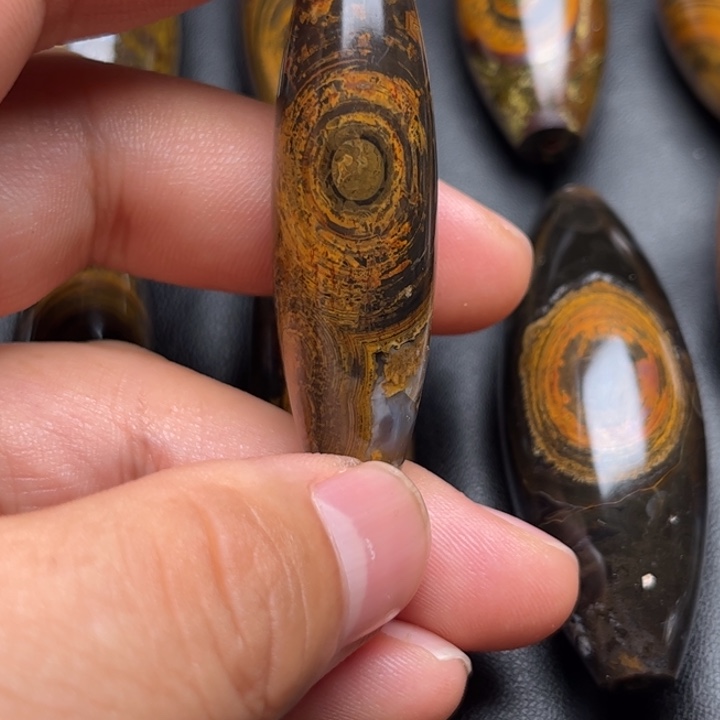 大***）查罗石未镶嵌颈饰