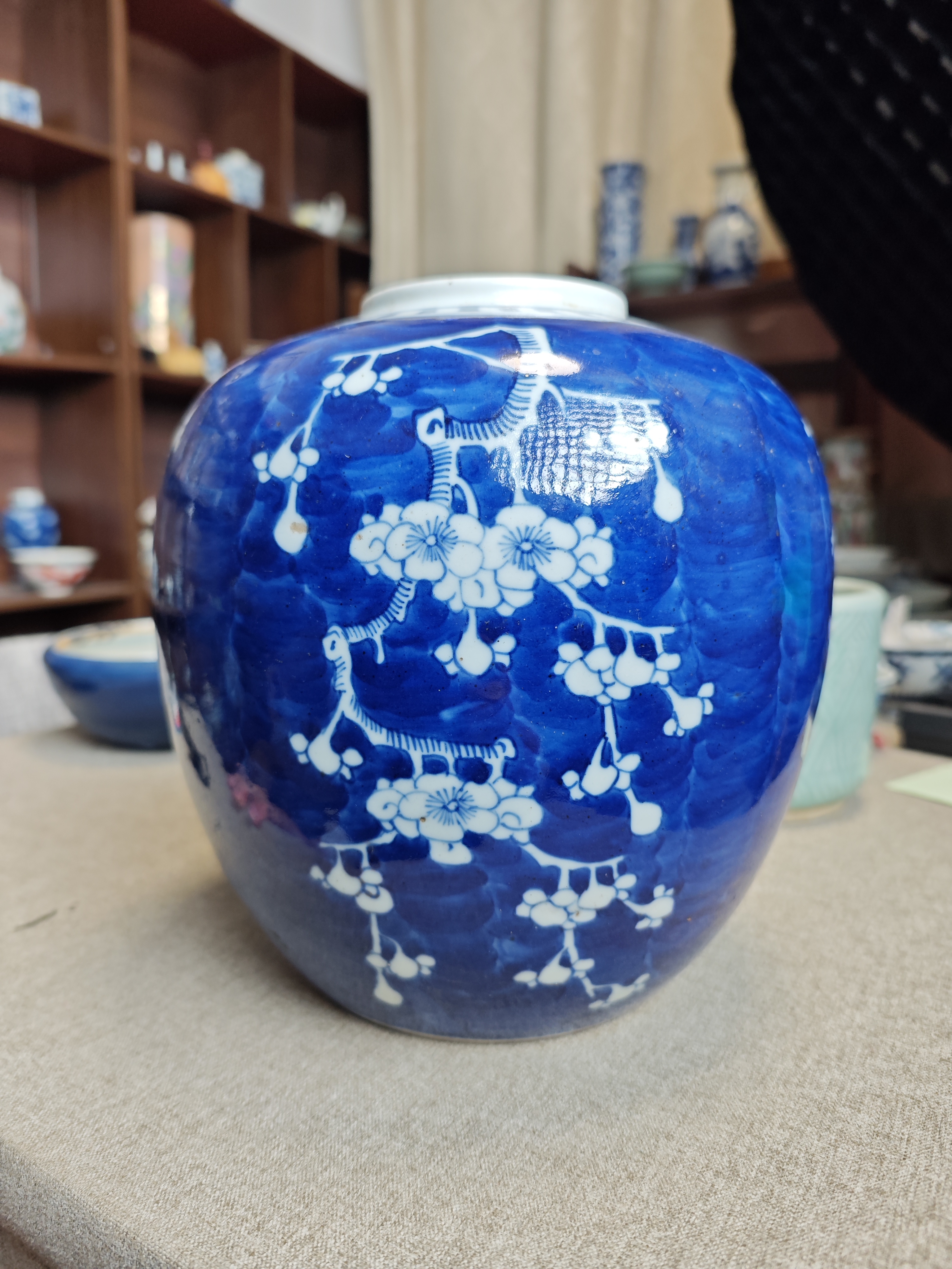 青花留白冰梅大罐，全品。