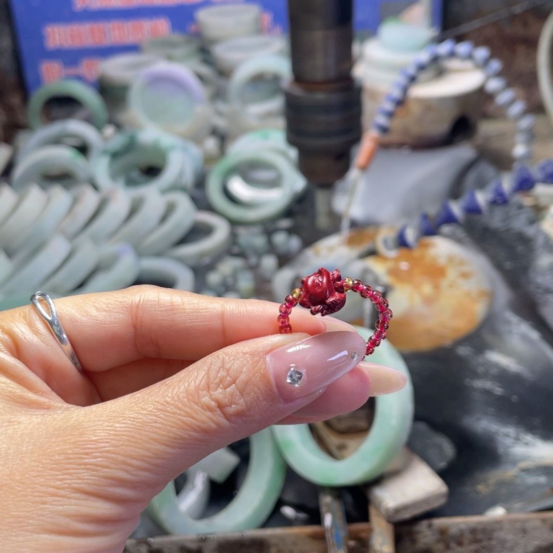 颈饰未镶嵌和田玉（糖玉）人**短