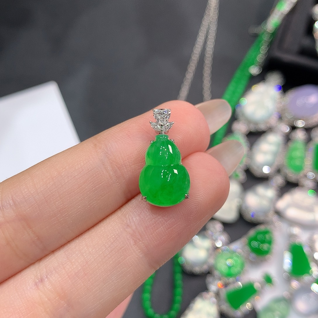 丽***奶翡翠18K金镶嵌颈饰小高冰艳阳绿飘花葫芦 48小时鉴赏期