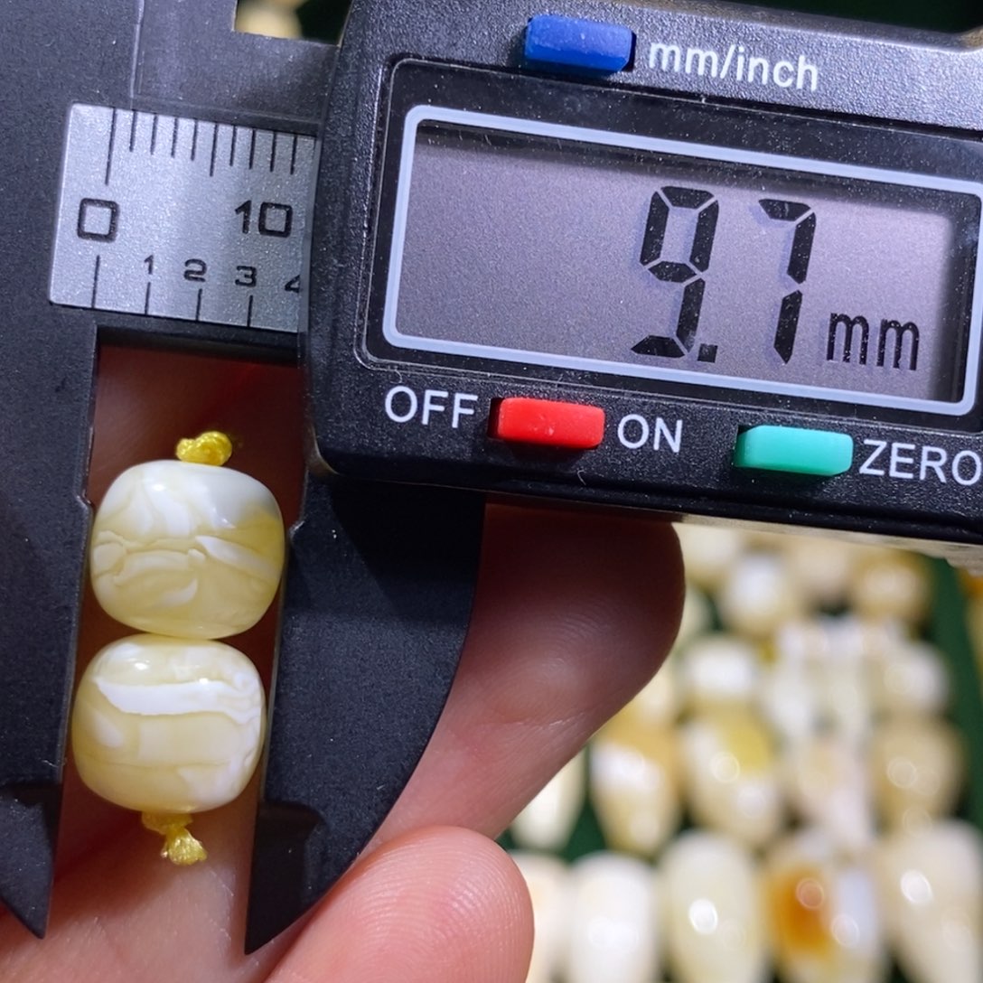 飞***鹰蜜蜡未镶嵌裸石配饰