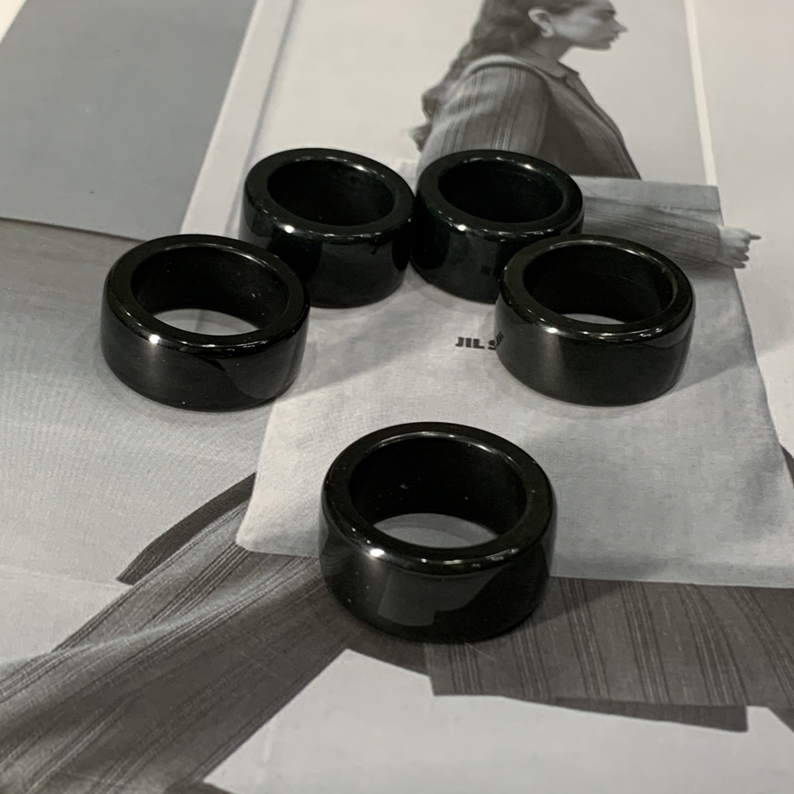 Tracer•和田玉黑青宽版戒圈 D2701