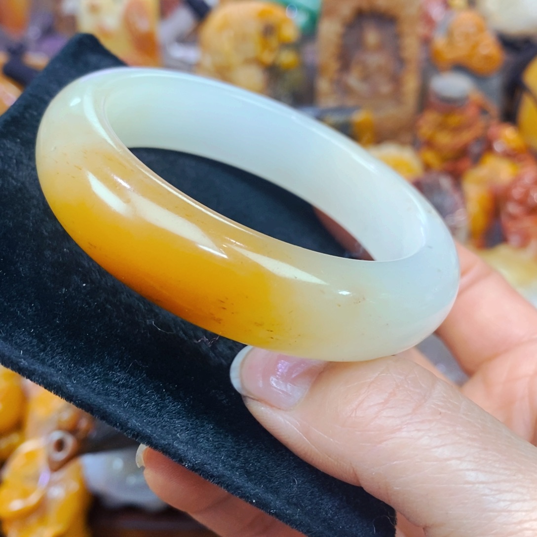 未镶嵌石英质玉（黄龙玉）颈饰