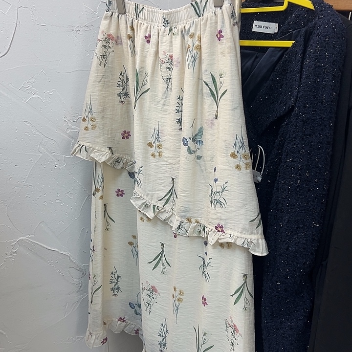 R***g今天新款 很美的花朵半身裙