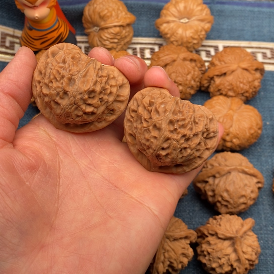 文玩核桃把件44全品毕业桃心宫灯45克