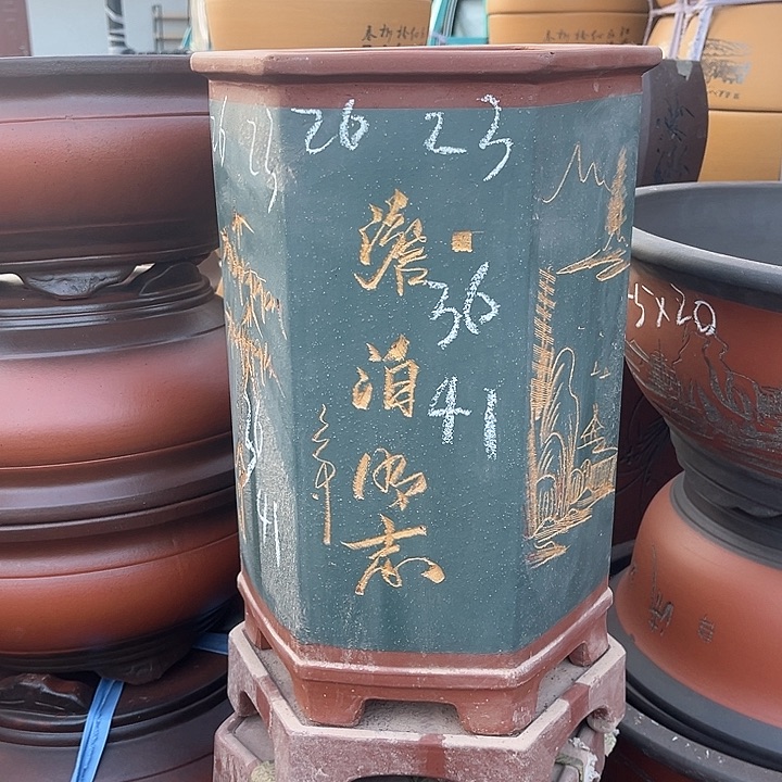 紫砂紫砂花盆和花盆里用