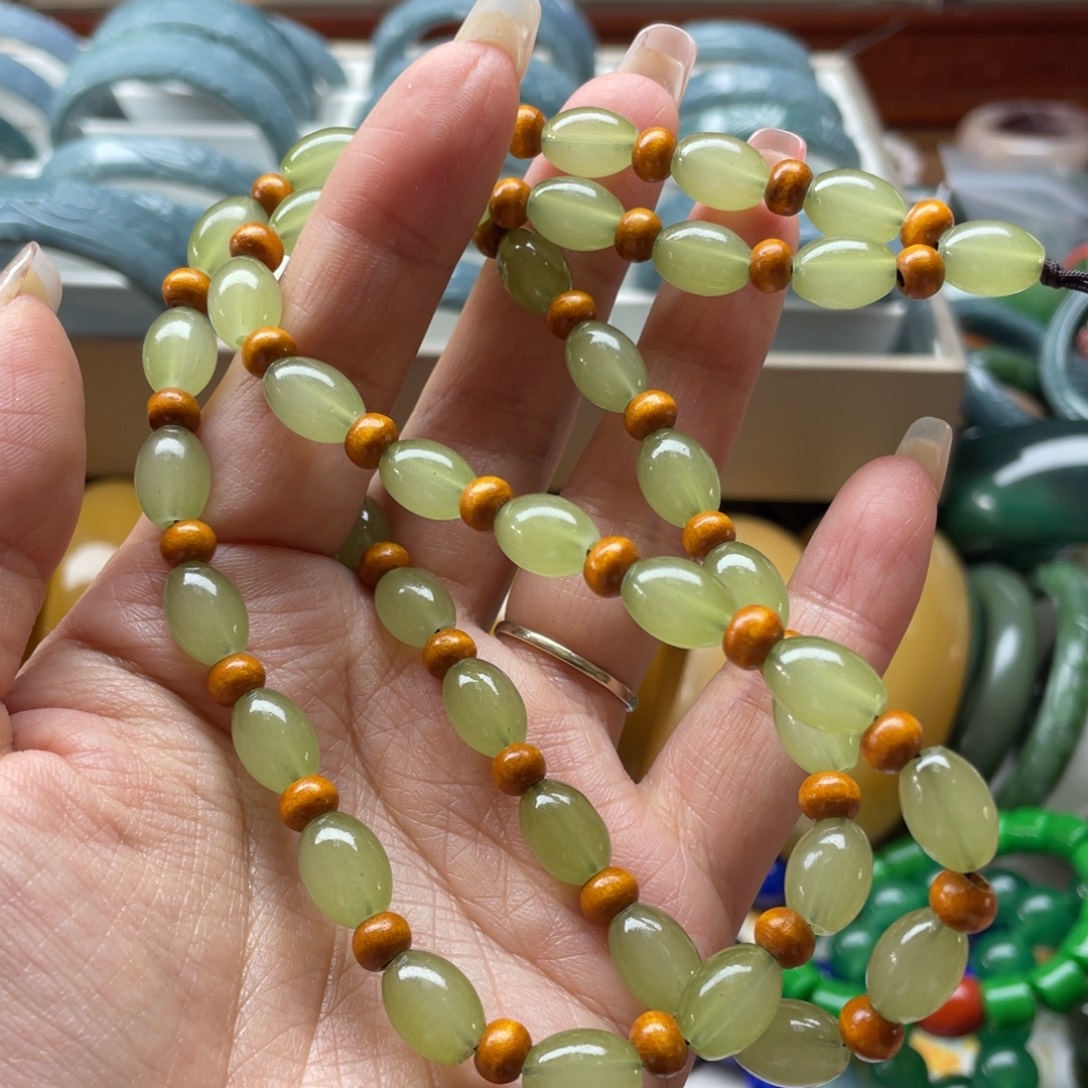 蛇纹石玉未镶嵌颈饰