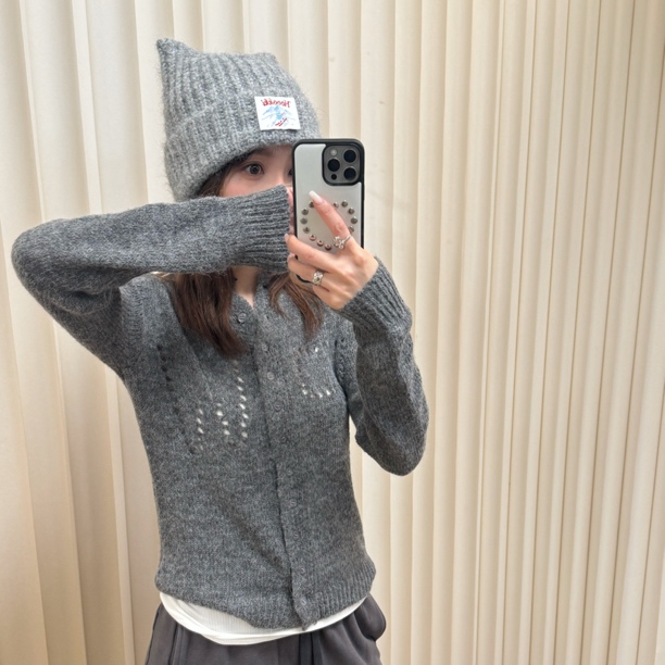 BBCUTE/ 软糯雾感灰 镂空破洞排扣羊毛开衫外套