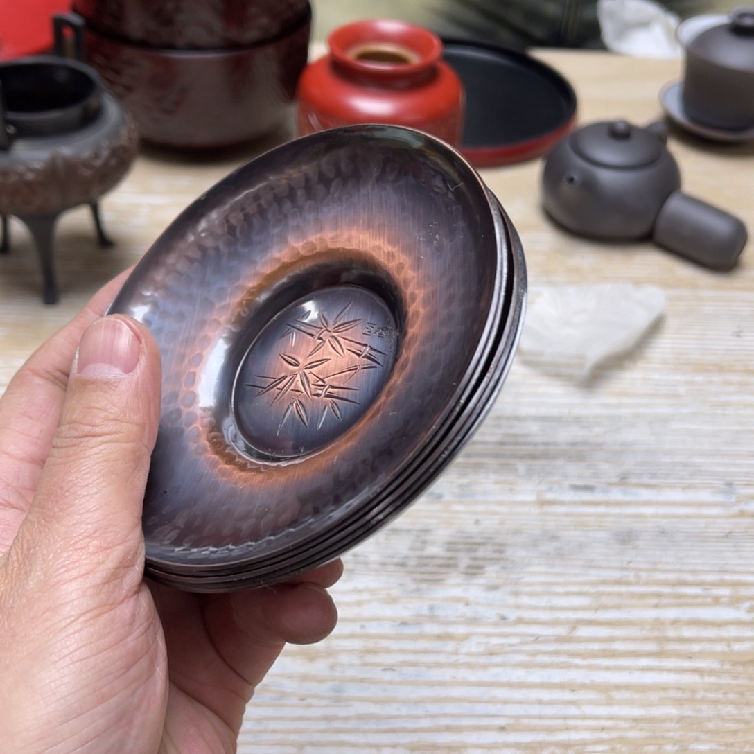 瓷片用****云密密麻麻地排列着一个