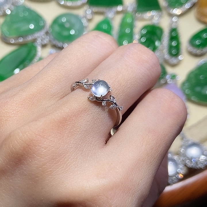 颈饰18K金镶嵌翡翠戒指