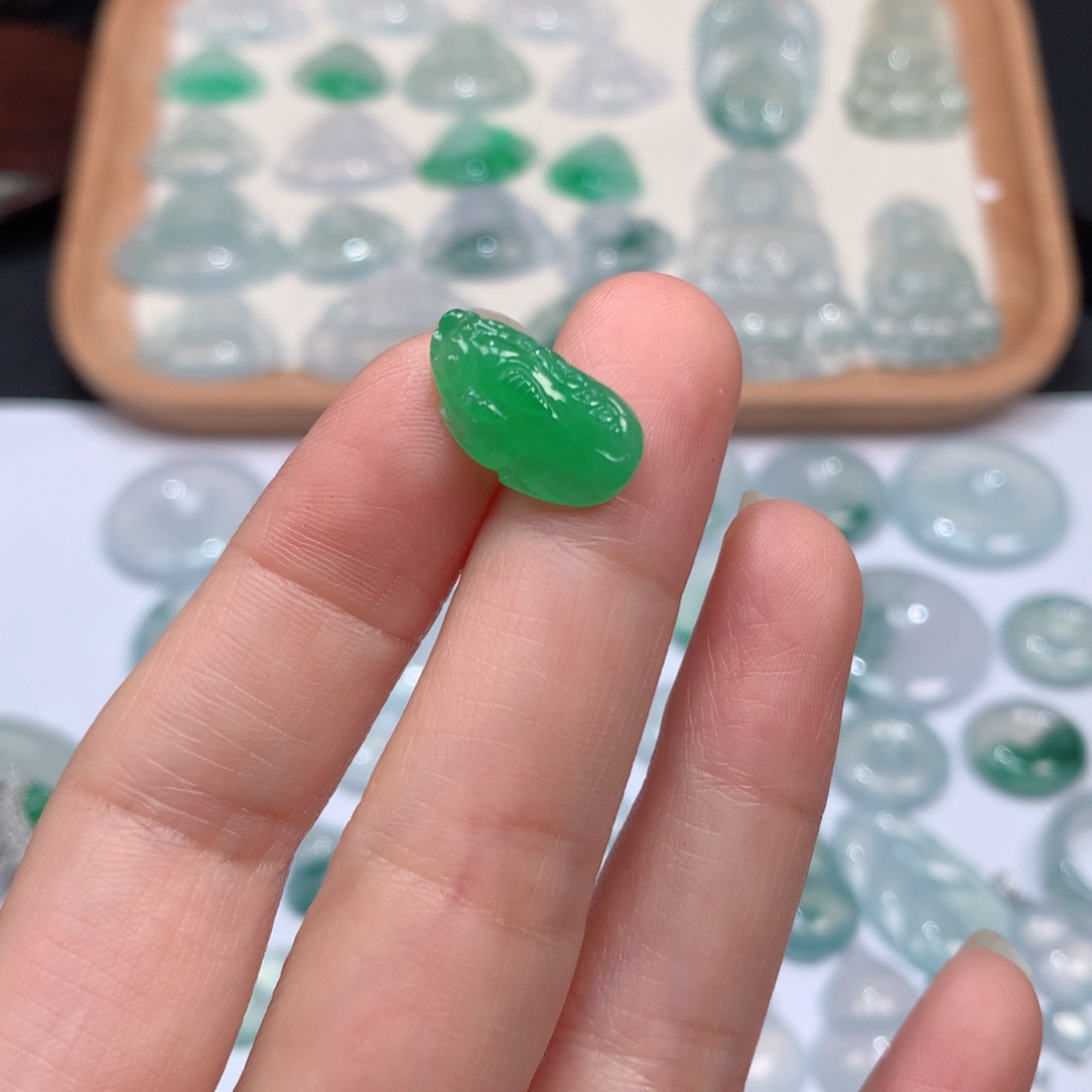 翡翠颈饰未镶嵌冰种阳绿貔貅