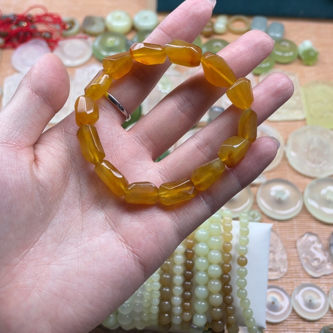 蛇纹石玉未镶嵌颈饰