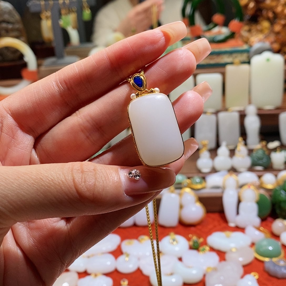 和田玉吊坠(不含链)18K金镶嵌爱****士