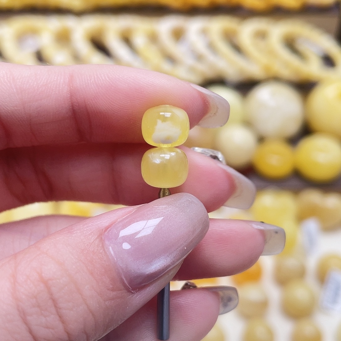 琥珀未镶嵌裸石8.2*7mm老型瑕