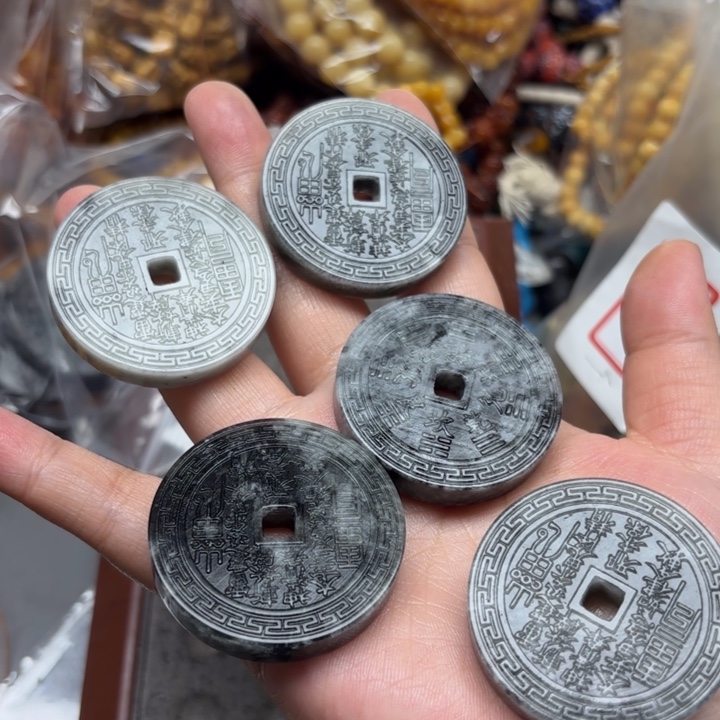 颈饰玻璃一颗，喊我选