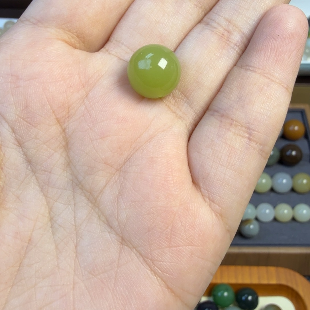 了***是和田玉未镶嵌珠宝半成品卡12黄口牛油果色