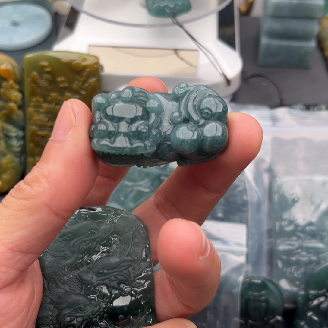 翡翠未镶嵌颈饰貔貅