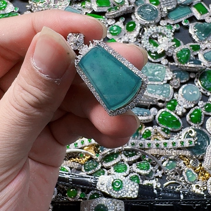 翡翠颈饰未镶嵌天然A货翡翠放漏