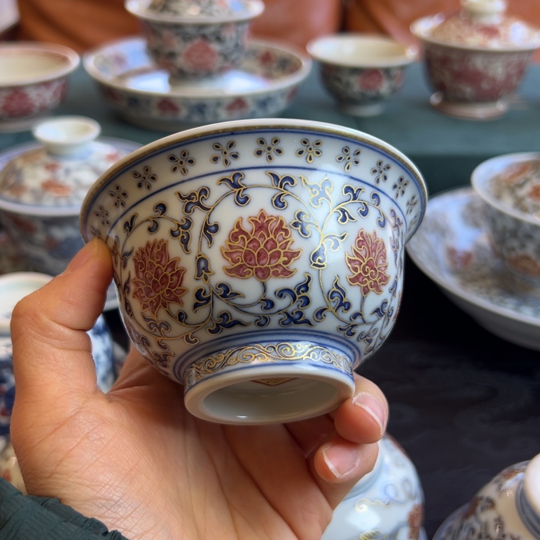 H传统釉里红缠枝莲大压手