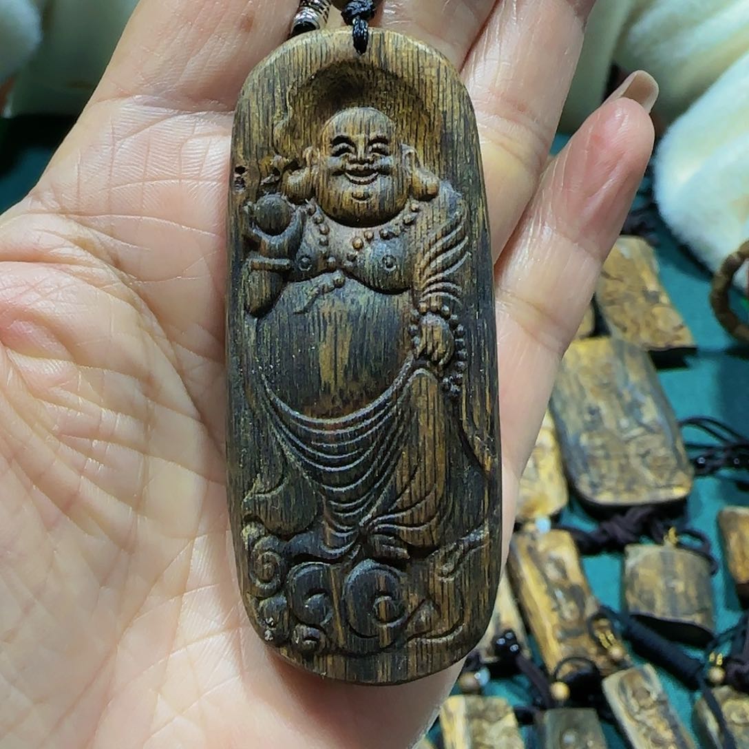 沉香吊坠海南白奇乌身老料雕刻佛公带绳14.6克