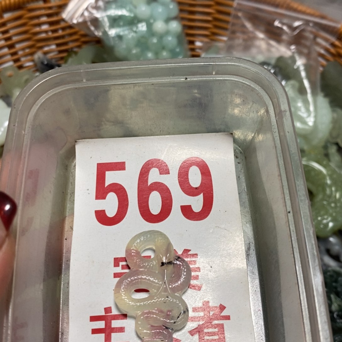 透闪石-蛇纹石玉吊坠未镶嵌