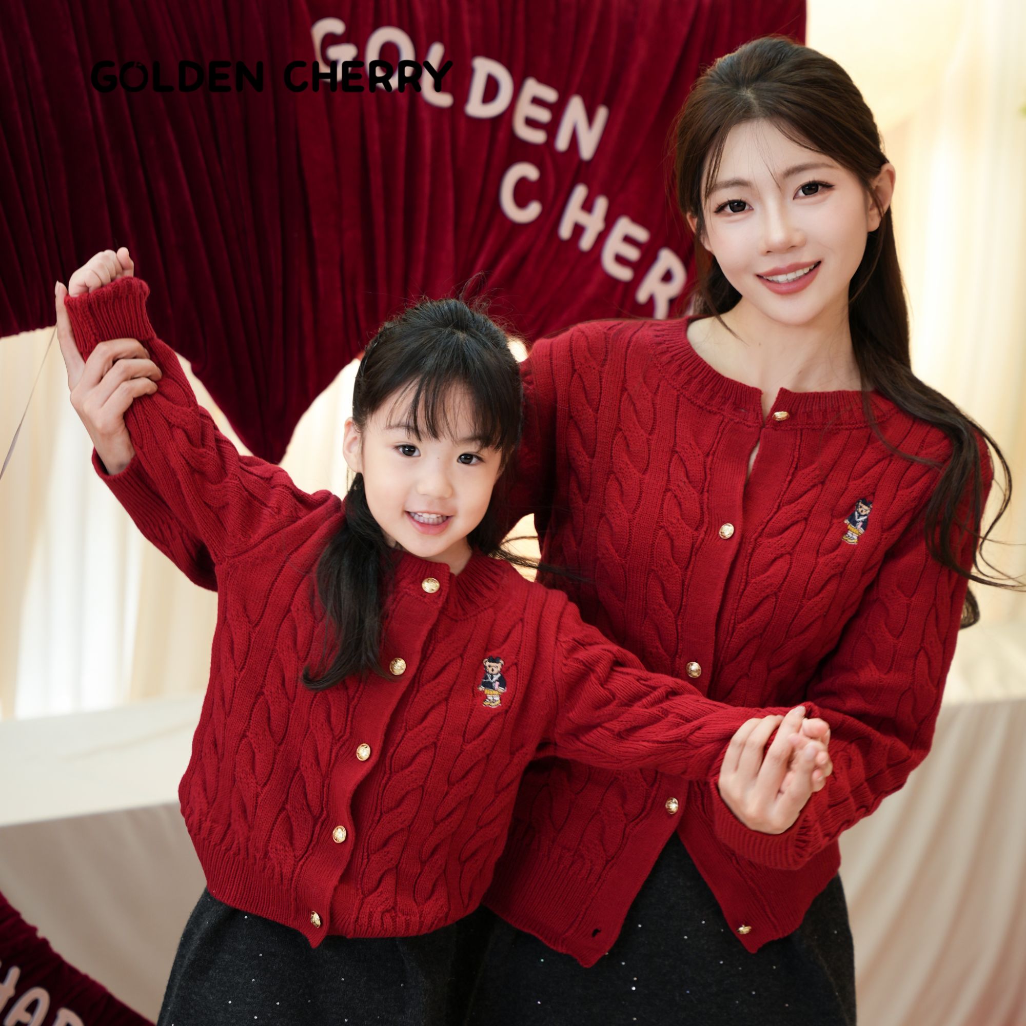 30【金樱桃】小童亲子红色刺绣小熊五粒扣开衫QS143