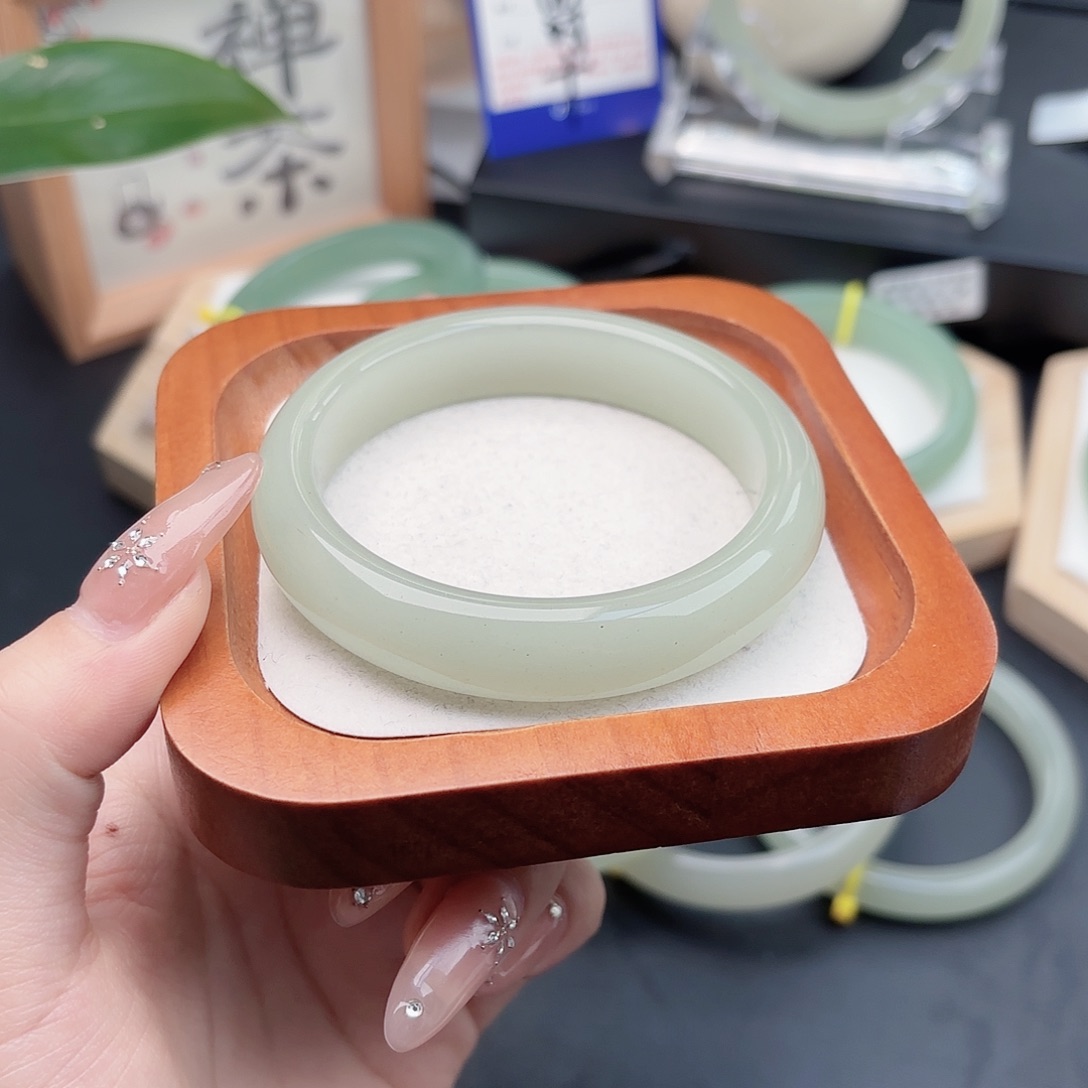 石英质玉未镶嵌手镯