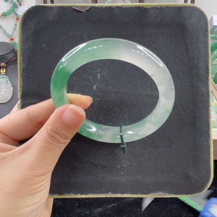 未镶嵌手镯石英质玉（非洲翠）