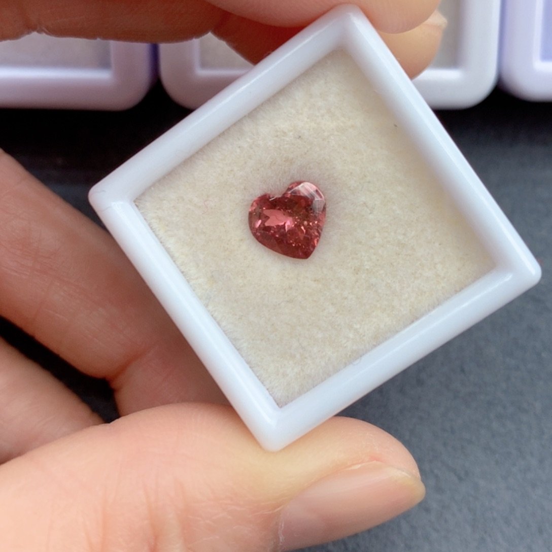 红色碧玺1.31克拉裸石未镶嵌