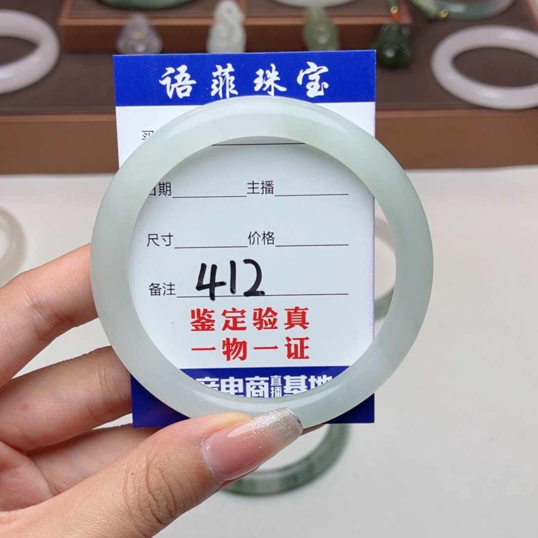 桃***@石英质玉手镯未镶嵌