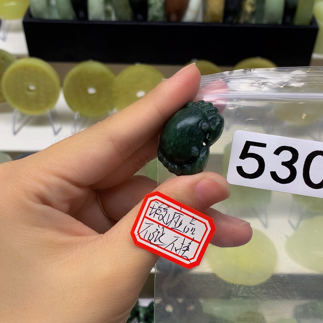 蛇纹石玉颈饰未镶嵌