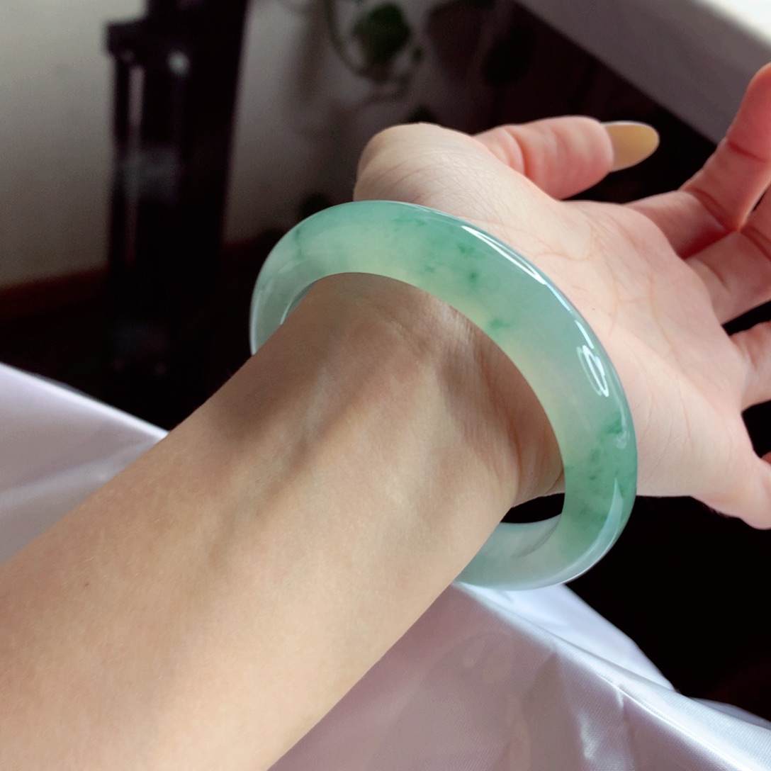 翡翠手镯未镶嵌56.5 人气款芙蓉绿底飘花 灵