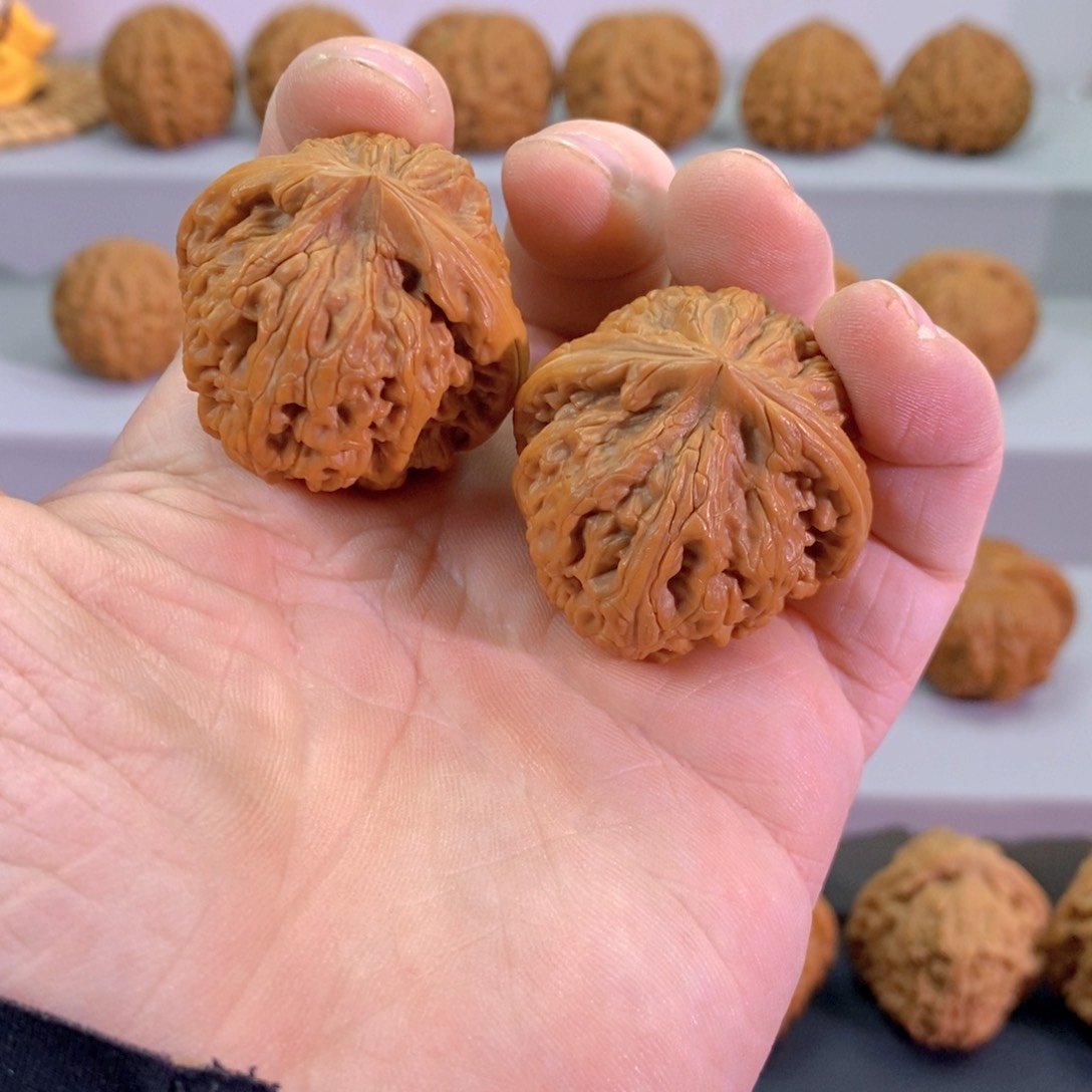 文玩核桃把件38红锦鲤