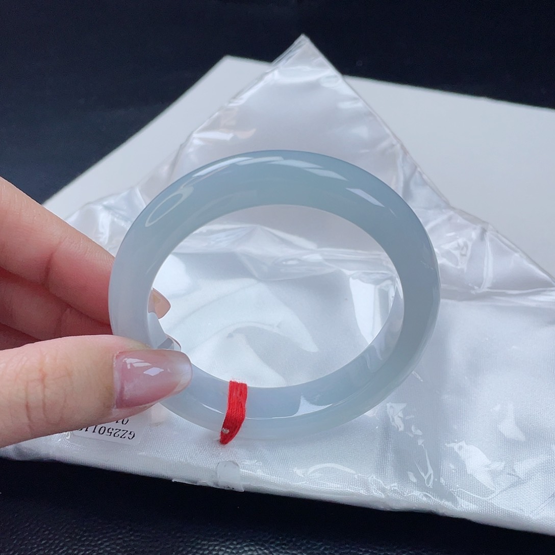 翡翠手镯未镶嵌天空蓝