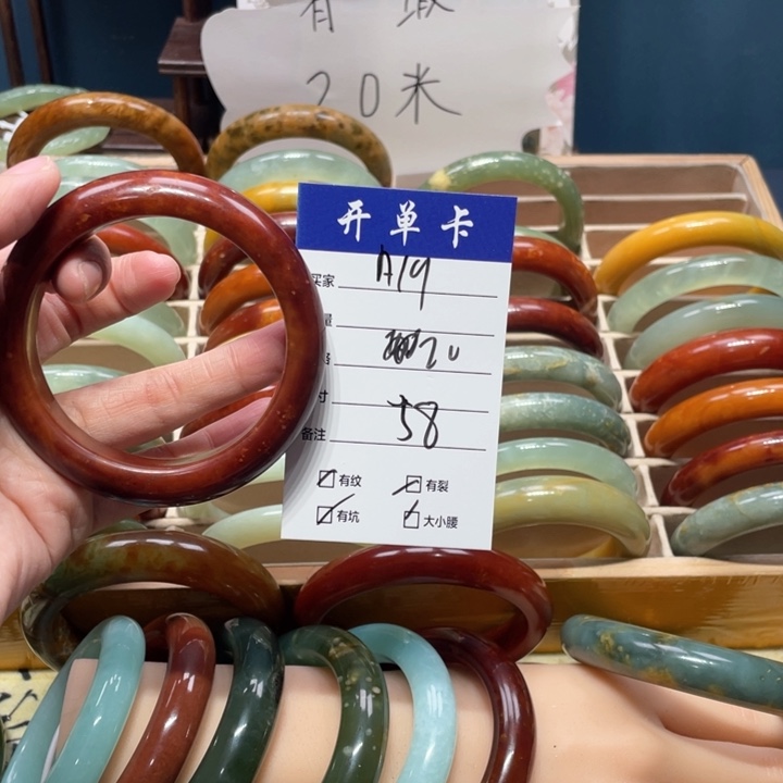 蛇纹石玉手镯未镶嵌单****妇