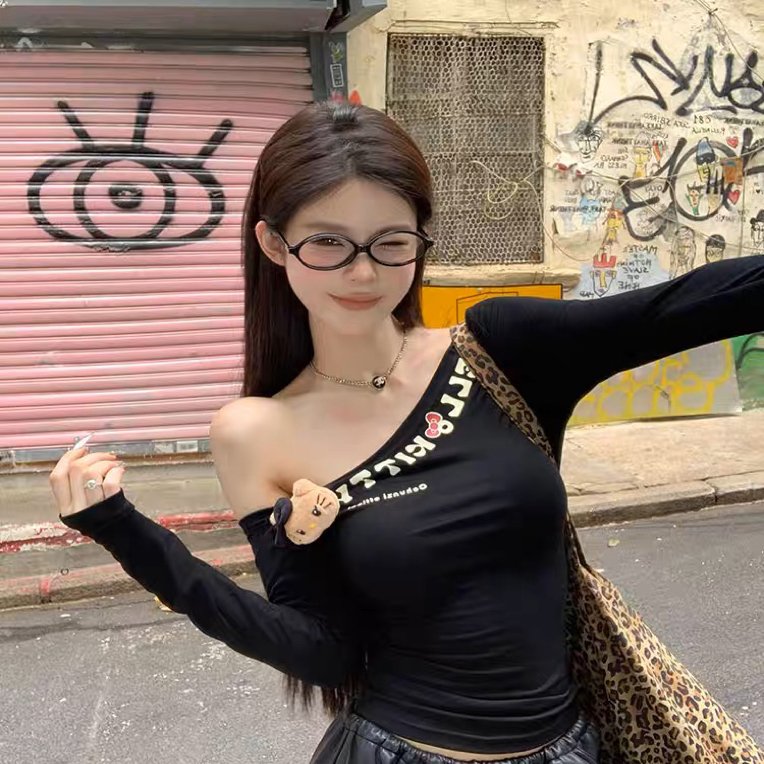 春秋美式辣妹红色长袖斜肩T恤女早秋露肩打底衫修身内搭短款上衣