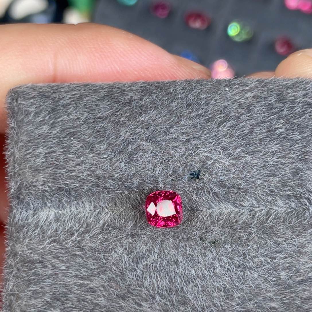 尖晶石裸石未镶嵌0.89ct 绝地武士