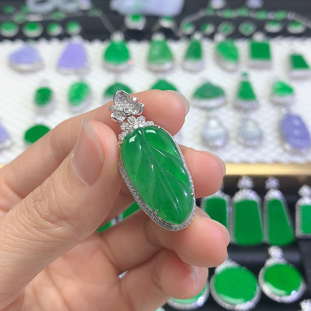 颈饰18K金镶嵌翡翠吊坠