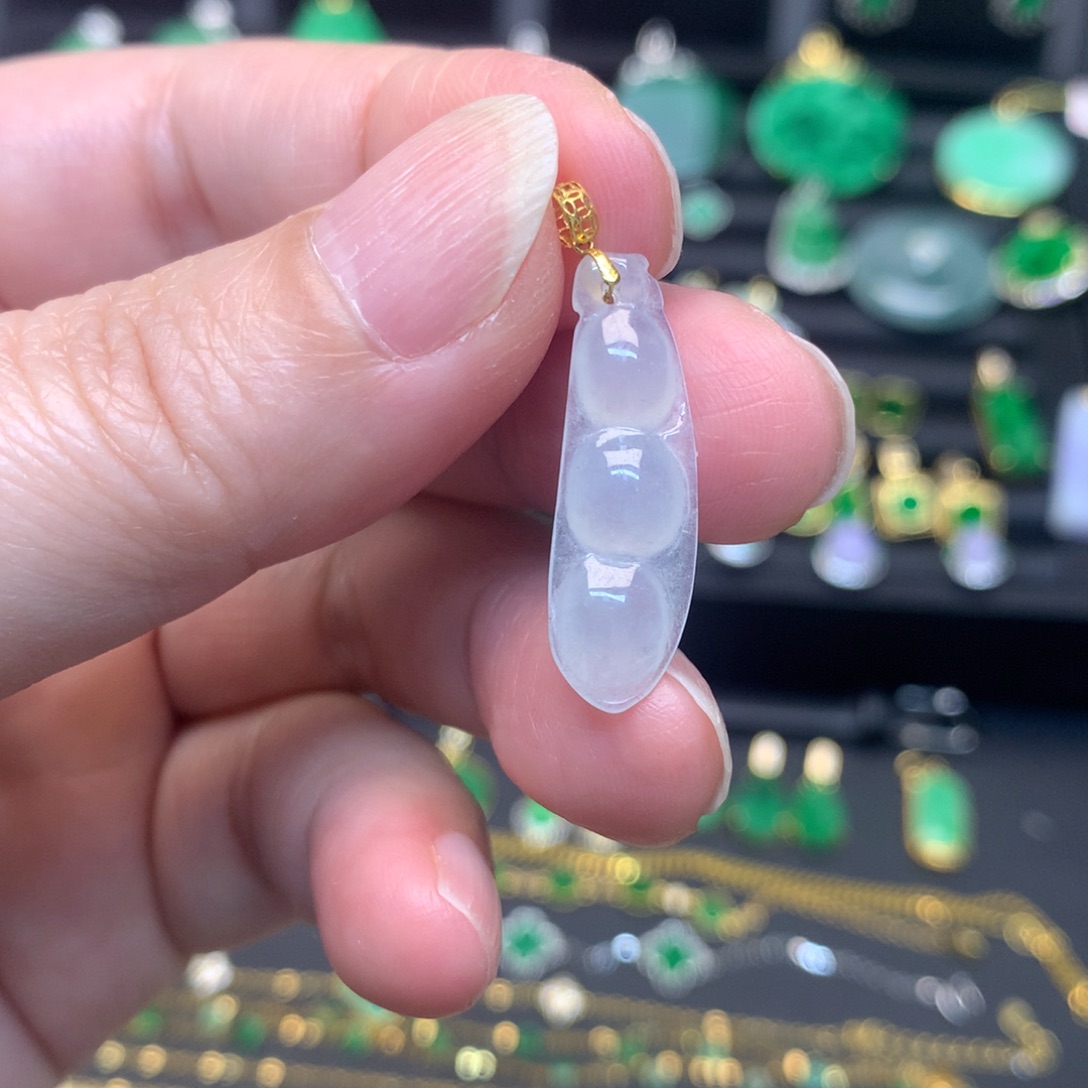 翡翠18K金镶嵌颈饰有纹裂